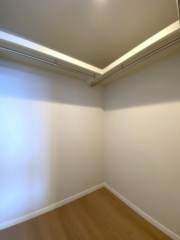 セラード川越の収納|ウォークインクローゼット
衣類だけでなく大きな荷物もまとめて収納できるウォークインクローゼット。お部屋を広く使えます。