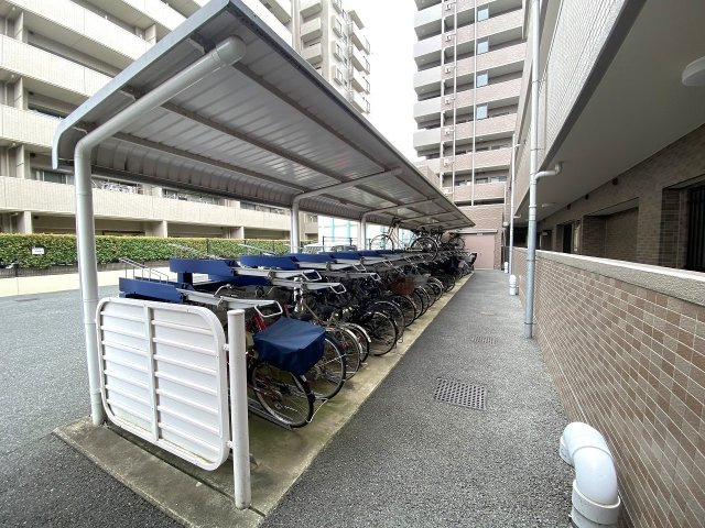 セラード川越の駐輪場|駐輪場
雨風から自転車を守れる屋根付き敷地内駐輪場。防犯面にも配慮されており毎日の通勤通学に便利です。