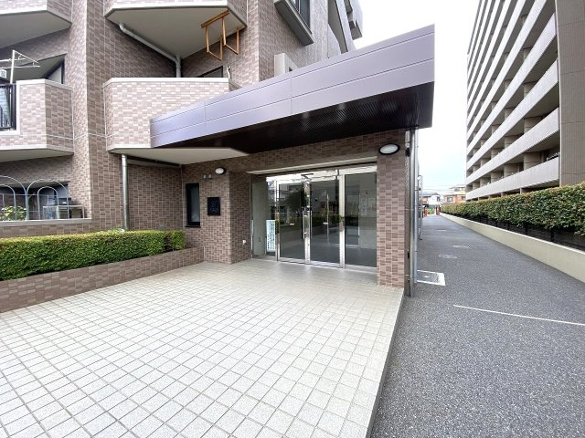 セラード川越|エントランス外
マンションの玄関口となるモダンなアプローチ。手入れが行き届いた綺麗な状態が保たれています。
