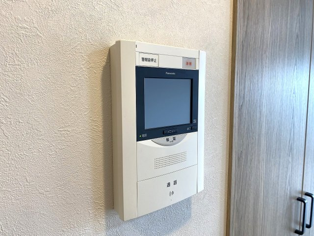 セラード川越のセキュリティ|TVモニター付きインターフォン
訪問者の顔を確認できるTVモニター付きインターホン。セキュリティ面も安心で一人暮らしや防犯に効果的。