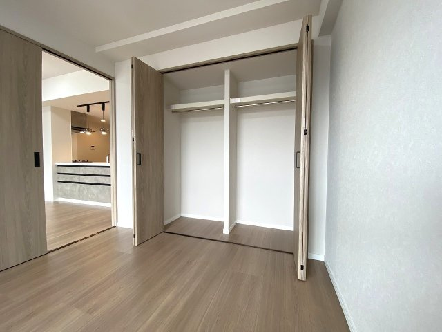 セラード川越|収納　間取り図右下の洋室
各居室に便利な収納スペースを確保。お部屋の物をすっきり片付けられ、居住空間を広く使えます。