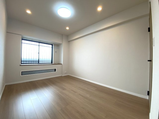 セラード川越の寝室|洋室7.1帖　間取り図右上の部屋
主寝室に最適な約7.1帖の洋室。大きなベッドを置いてもゆとりがあり、静かに過ごせる空間です。