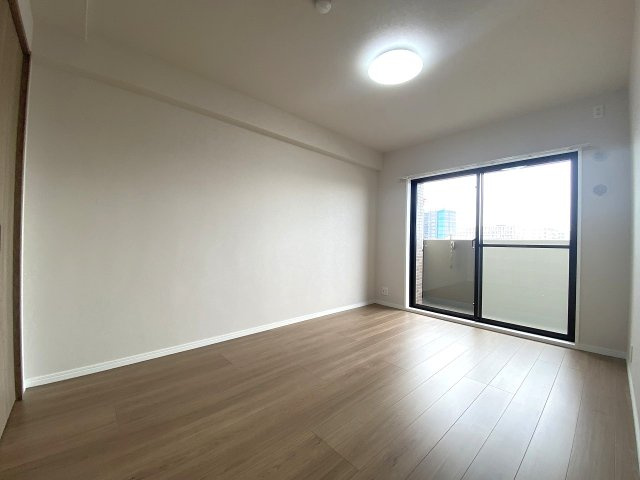 セラード川越の子供部屋|洋室6.3帖　間取り図右下の部屋
約6.3帖の洋室は子供部屋や書斎にぴったり。日差しが差し込む明るい室内となっています。