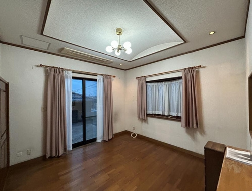 【居間・リビング】 | 【仲介手数料０円】藤沢市並木台1丁目　中古戸建 | 藤沢市並木台1丁目　中古戸建