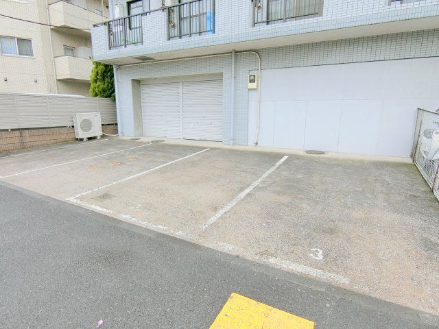 パレドール山王北の駐車場