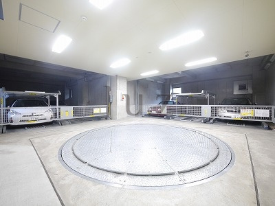 グリフォーネ横浜伊勢町弐番館の駐車場