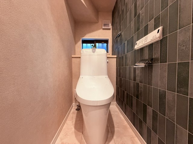 【トイレ】 | 中野区上鷺宮１丁目　中古戸建て | 清潔感と使い心地を追求した、スッキリとしたプライベート空間