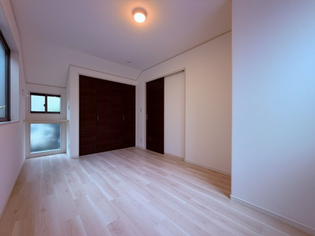 【洋室】 | 中野区上鷺宮１丁目　中古戸建て | 心と体をゆったりと安らげる主寝室、ご夫婦の親密な語らいを
