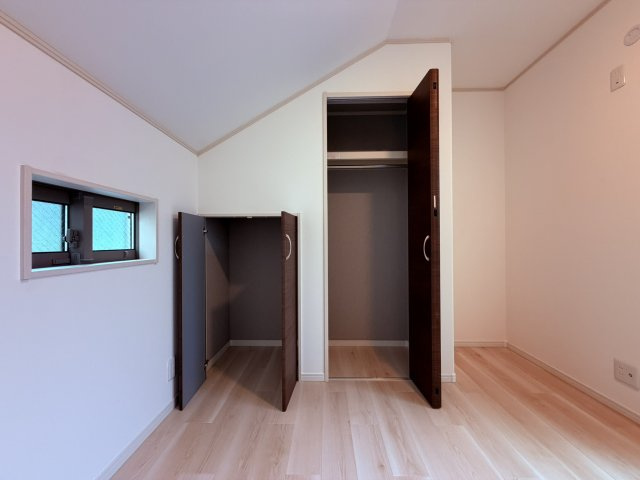 【洋室】 | 中野区上鷺宮１丁目　中古戸建て | 全居室に収納を確保、居住空間を有効活用できます