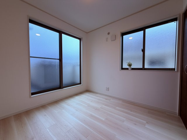 【洋室】 | 中野区上鷺宮１丁目　中古戸建て | 大きな窓から爽やかな光と風が入る寛ぎのプライベートルーム
