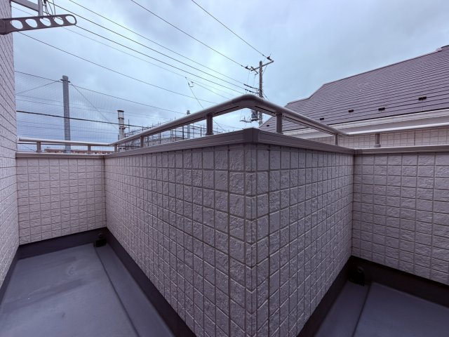 【バルコニー】 | 中野区上鷺宮１丁目　中古戸建て | 陽当り良好なバルコニー、お日様の香りの洗濯物は幸せの香り