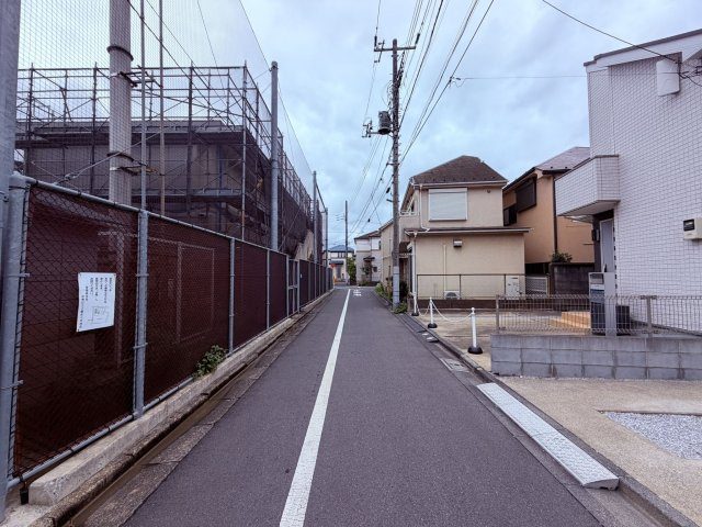 【前面道路含む現地写真】 | 中野区上鷺宮１丁目　中古戸建て | 落ち着いた住宅街の一角、穏やかな街並みが広がります