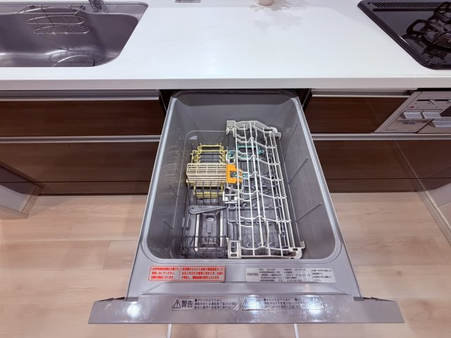 【キッチン】 | 中野区上鷺宮１丁目　中古戸建て | 高温・高圧で汚れを落とすビルトイン食洗機、手荒れも防げます