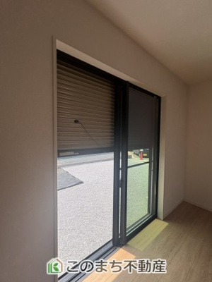 【設備】 | ワイウッドコート古河市女沼　第2期　 | 掃き出し窓にはシャッター雨戸があり安心感があります☆
