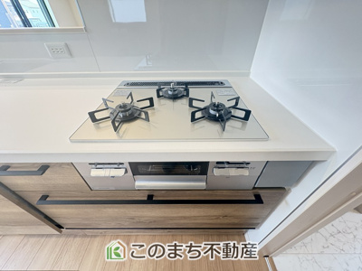 【キッチン】 | ワイウッドコート古河市女沼　第2期　 | 3口ビルトインコンロで同時調理可能☆時短家事につながりますね☆