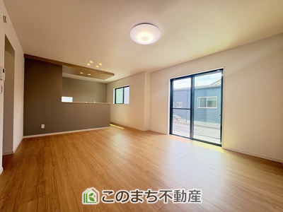 【居間・リビング】 | ワイウッドコート古河市女沼　第2期　 | 窓が多く明るいリビングスペース☆ご家族の団らんを明るい日差しがが照らします☆