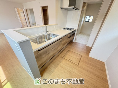 【キッチン】 | ワイウッドコート古河市女沼　第2期　 | 人気の対面式キッチン☆料理をしながらご家族とコミュニケーションが取れます♪
