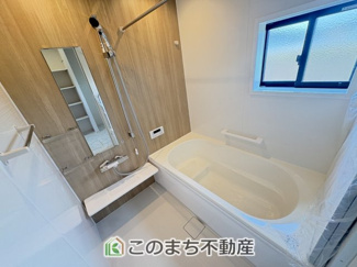 【浴室】 | ワイウッドコート古河市女沼　第2期　 | お風呂は足を伸ばしてゆったり入浴できる1坪タイプ☆