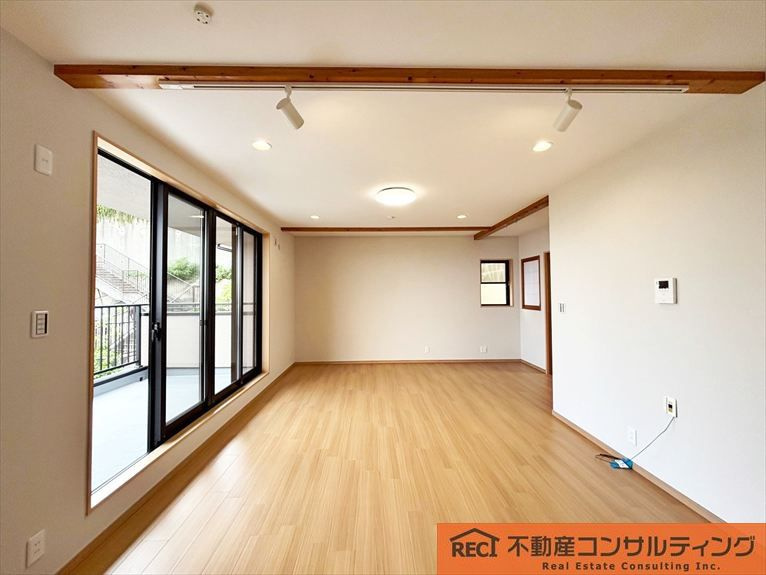 神戸市灘区土山町　中古戸建の居間・リビング