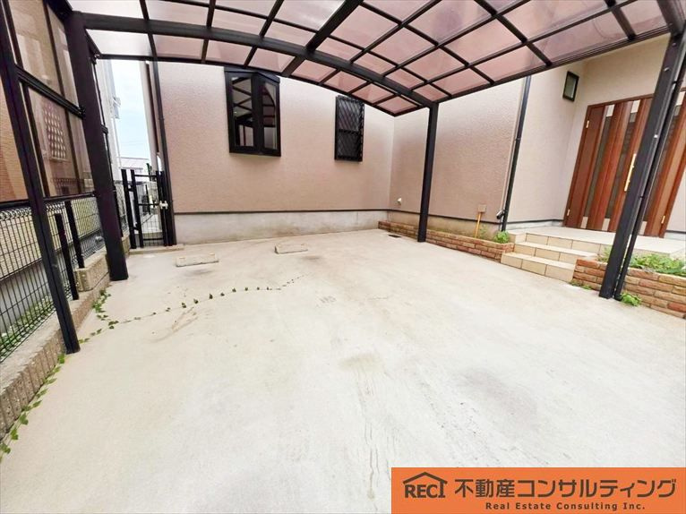神戸市灘区土山町　中古戸建の駐車場