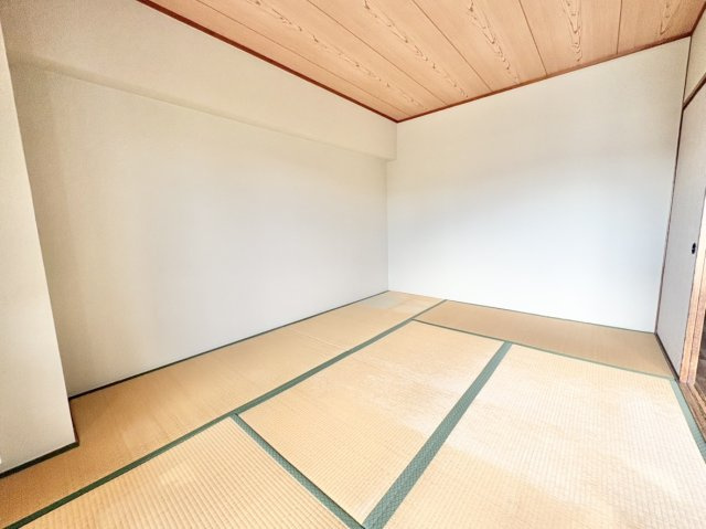 イトーピア武庫之荘の和室|和室約6畳　バルコニーに面し明るく、LDKと続き間で、お子様のお昼寝や家事スペースにも重宝します。