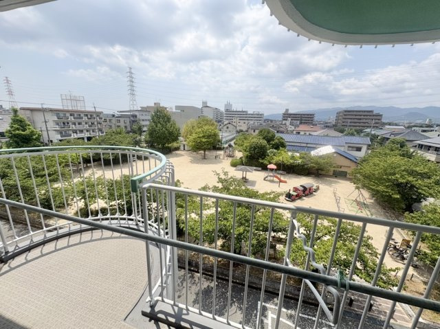 イトーピア武庫之荘のバルコニー|4階西側バルコニーからは生津公園が見渡せ、元気に遊ぶお子様を見守れます。緑も広がる心地よい眺望です。