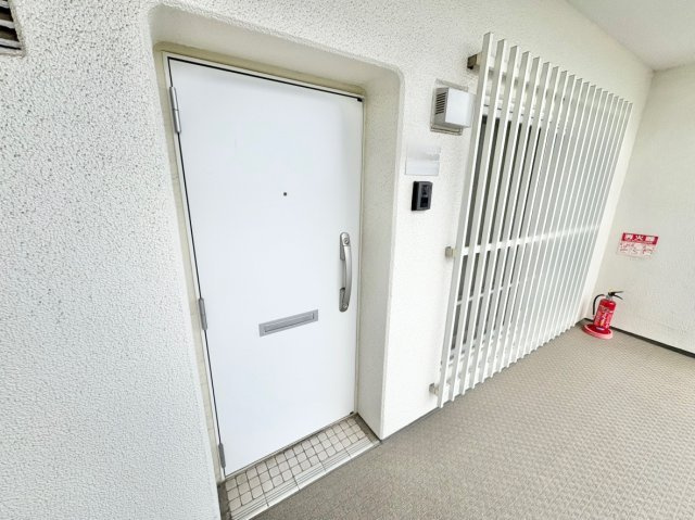 イトーピア武庫之荘の玄関|面格子付きで防犯やプライバシーに配慮された玄関前。明るく綺麗な共用廊下で心地よく出迎えられます。