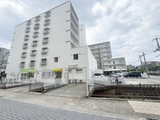イトーピア武庫之荘の外観|1階に診療所と薬局が揃う嬉しい環境。エレベーターを降りてすぐ受診・処方でき、日々の健康を支えます。