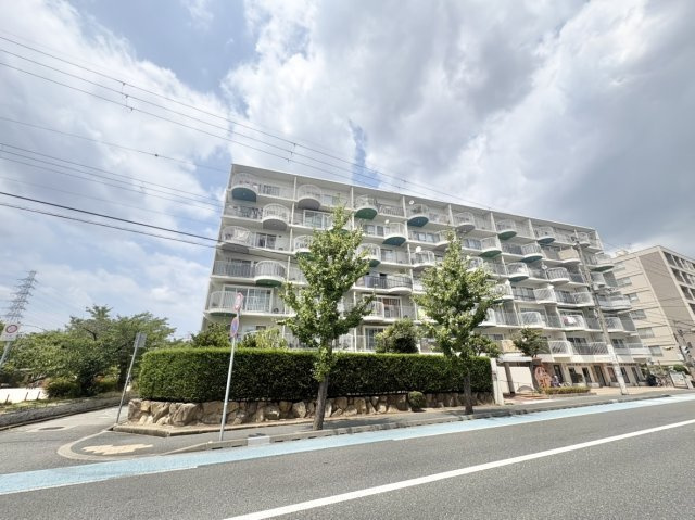イトーピア武庫之荘の外観|総戸数74戸のマンションは、管理費のバランスが良く住環境も快適。程よい距離感で心地よく過ごせます。