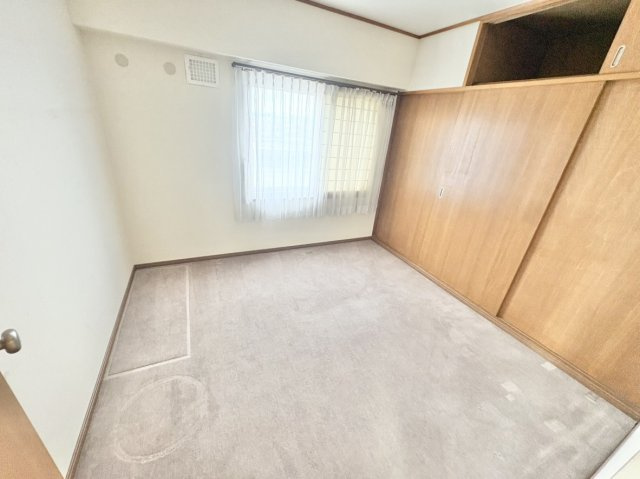 イトーピア武庫之荘の子供部屋|リビング隣接で気配を感じられる安心の子供部屋。約4.5帖のコンパクトな空間は勉強や整理整頓にも◎