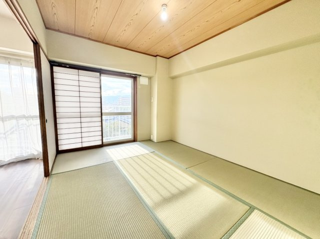 イトーピア武庫之荘の和室|和室約6畳　バルコニーに面し明るくLDKと続き間でお子様のお昼寝や家事スペースに◎畳表替・障子張替済。