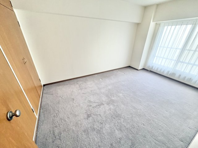 イトーピア武庫之荘の寝室|リビングと離れたプライベート感ある洋室約6帖。便利なクローゼット付きで、夫婦の寝室にもおすすめです。