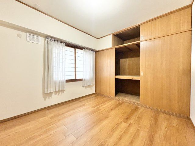イトーピア武庫之荘の子供部屋|リビング隣接で気配を感じられる安心の子供部屋。約4.5帖のコンパクトな空間は勉強や整理整頓にも◎