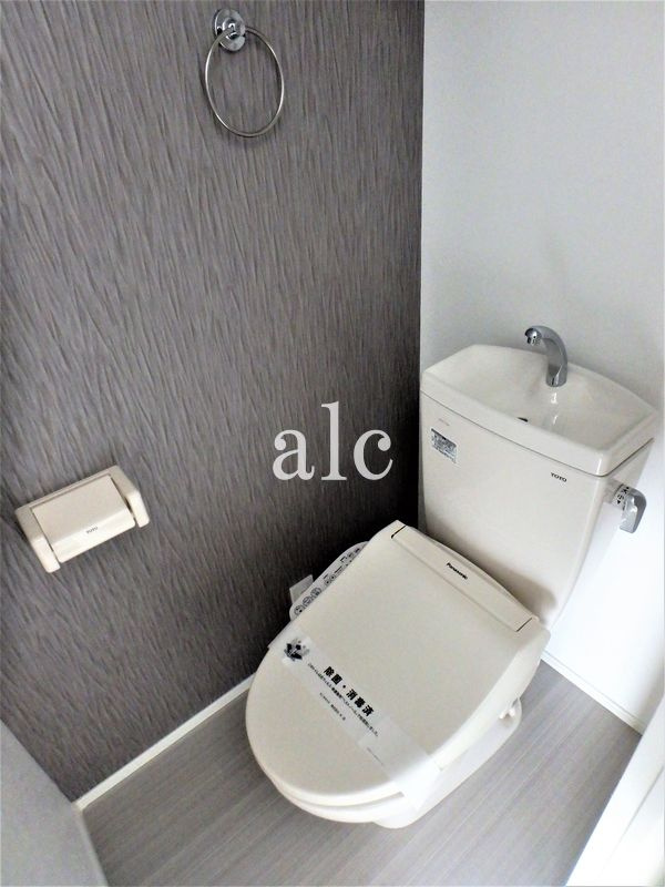 杉並区堀ノ内３丁目のアパートのトイレ|落ち着いた色調のトイレです