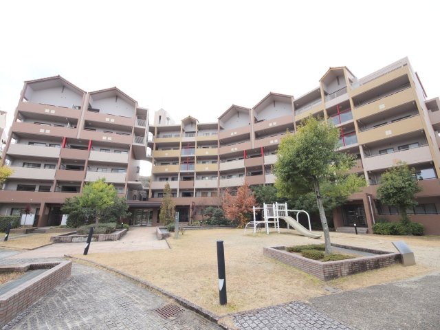 ローレルスクエア登美ヶ丘　1番館の駐車場