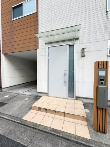 上田辺町貸家のエントランス