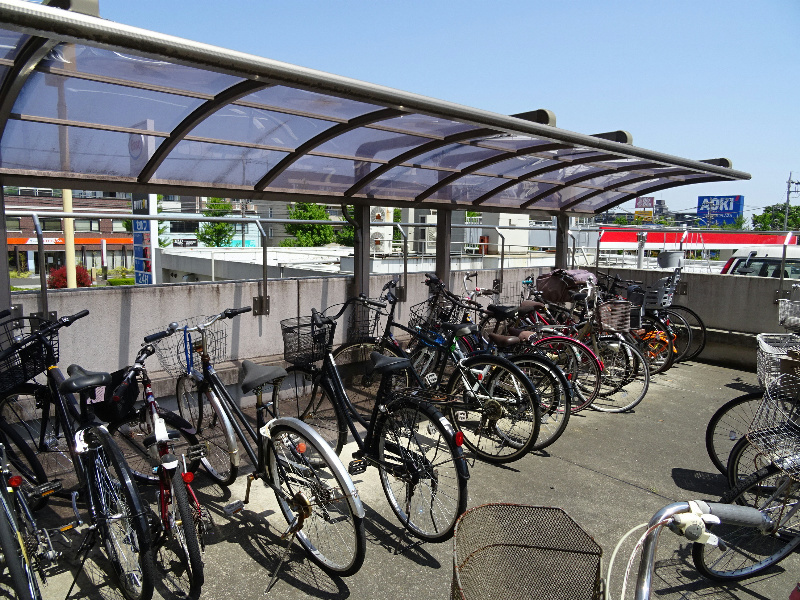 敷地内屋根付き駐輪場です♪