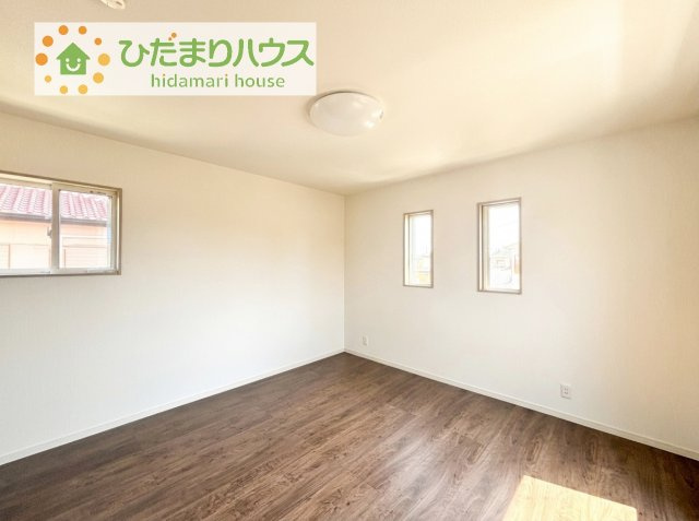 【寝室】 | つくばみらい市伊奈東　新築戸建 | 大容量のウォークインクローゼット付き主寝室。収納家具を減らせるため、お部屋を広々とお使いいただけます。