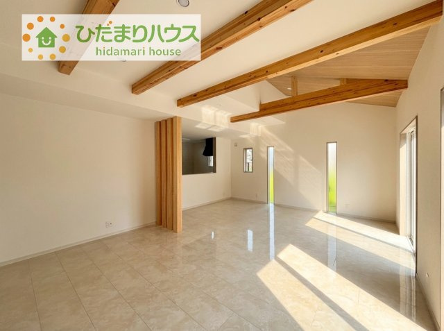 【居間・リビング】 | つくばみらい市伊奈東　新築戸建 | 視線が上へ抜ける勾配天井で、実際以上の広がりを感じられるLDK。明るく開放的な空間は、ご家族が自然と集まる憩いの場所になります。