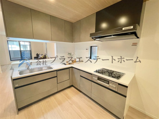 【キッチン】 | 須磨区大黒町1丁目　新築戸建 | L字キッチンは効率的な調理が可能♪作業スペースと収納力が広いため複数人での料理や調理家電の活用にも◎