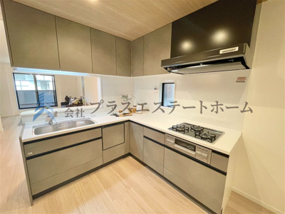 【キッチン】 | 須磨区大黒町1丁目　新築戸建 | L字キッチンは効率的な調理が可能♪作業スペースと収納力が広いため複数人での料理や調理家電の活用にも◎