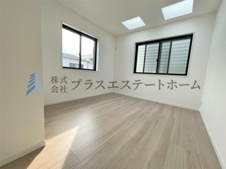 【洋室】 | 須磨区大黒町1丁目　新築戸建 | 天窓付きの明るい洋室♪シンプルな洋室でお部屋のコーディネートが楽しめます♪