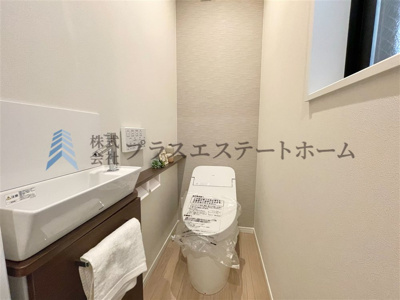 【トイレ】 | 須磨区大黒町1丁目　新築戸建 | きれいをまもるせいけつトイレ♪お掃除はサッとひとふきで完了！ 少ない水で、汚れをしっかり洗い流します