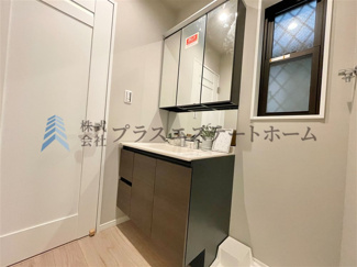 【独立洗面台】 | 須磨区大黒町1丁目　新築戸建 | 身支度やお風呂上がり、寝る前の準備などの際に嬉しい大きな鏡付きです♪
