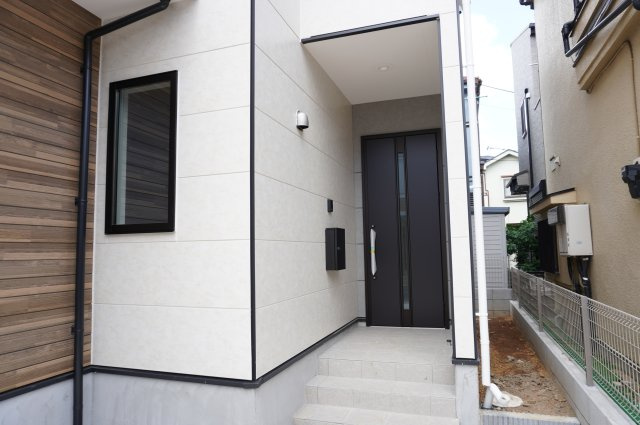 草加市吉町4丁目 新築分譲住宅の玄関