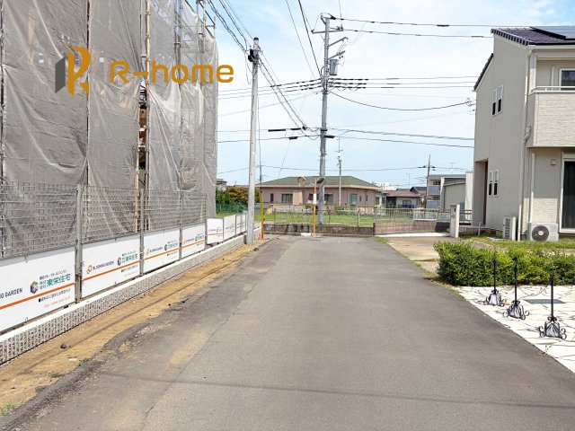 水戸市赤塚1丁目2期　新築戸建て　2号棟の前面道路含む現地写真|周辺環境も併せて案内致します♪
閑静な住宅地で笑顔あふれる新生活！
ぜひ現地へお越しください♪