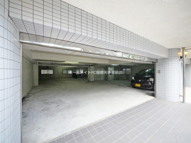 メゾン豊中パート16の駐車場
