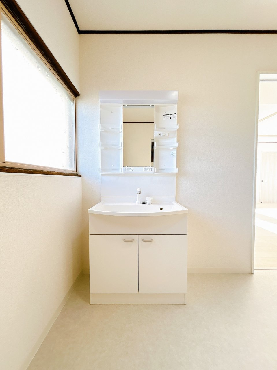 網走市潮見９丁目７番１５号　中古売家の独立洗面台|【リフォーム済み】洗面化粧台は新品に交換します。洗顔、洗髪はもちろんつけ置き洗いにも使えます。照明はLEDライトです。