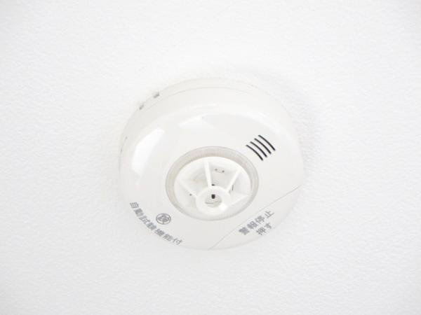 網走市潮見９丁目７番１５号　中古売家の防犯設備|【リフォーム済み】全居室に火災警報器を新設いたします。キッチンには熱感知式、その他のお部屋や階段には煙感知式のものを設置し、万が一の火災も大事に至らないように備えます。電池寿命約10年です。