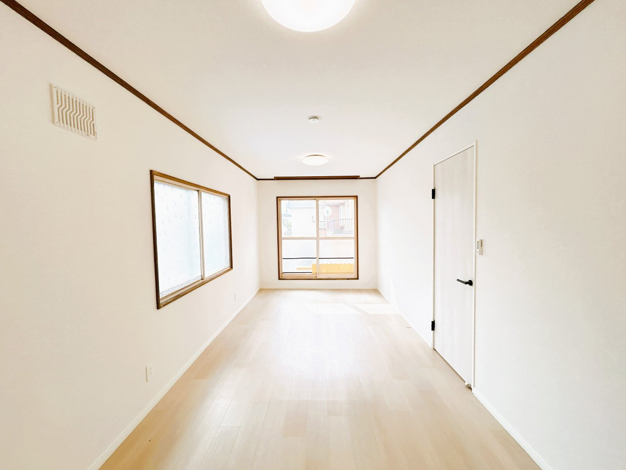 網走市潮見９丁目７番１５号　中古売家の洋室|【リフォーム済み】2階10.5帖洋室です。床と壁紙は張替えをおこないました。2面採光になってますので日当たり良好です。洗濯物をなどを干す部屋にいかがでしょうか。